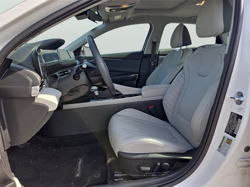 Certified 2025 Hyundai Elantra Limited FWD image 17