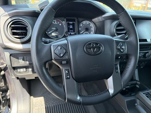 Used 2022 Toyota Tacoma TRD Sport w/ TRD Premium Sport Package AWD/4WD image 19