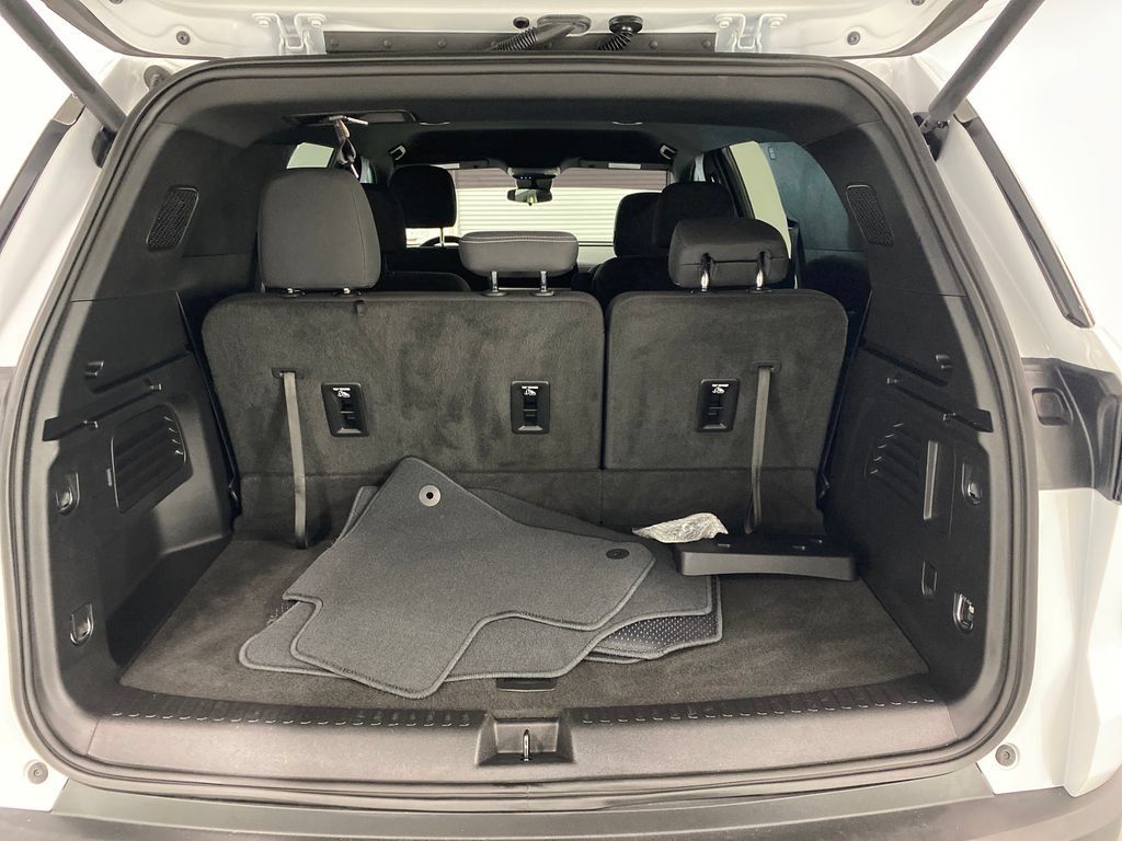 Used 2025 Chevrolet Traverse LT w/ LPO, Floor Liner Package FWD image 8