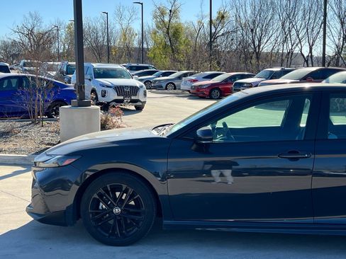 Used 2025 Toyota Camry SE image 7