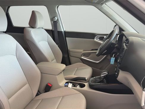 Used 2025 Kia Soul LX w/ LX Technology Package FWD image 14