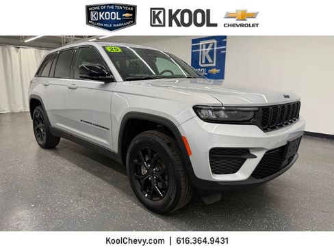 Used 2025 Jeep Grand Cherokee Altitude AWD/4WD image 1