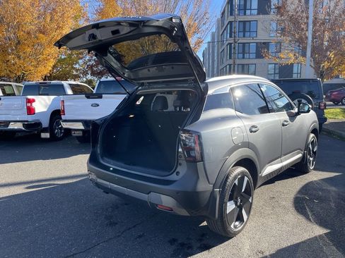 New 2025 Nissan Kicks SR image 11