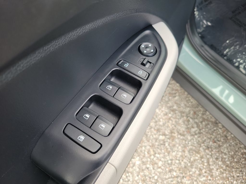 Used 2025 Hyundai Venue SEL FWD image 13