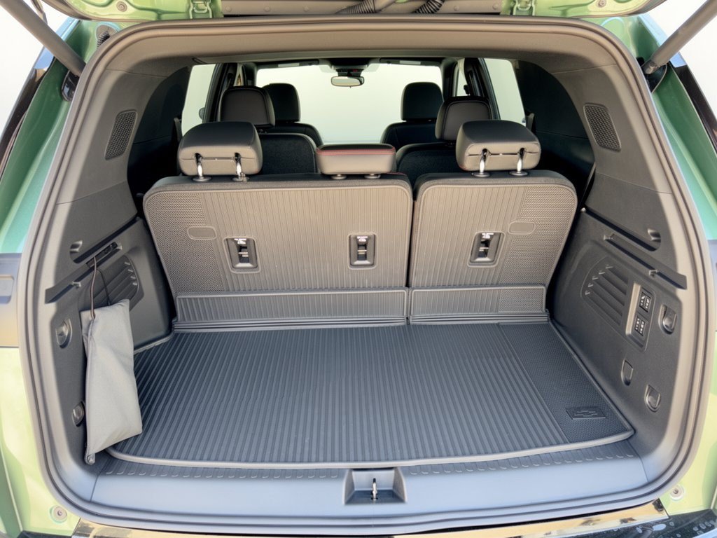 New 2027 Chevrolet Traverse RS w/ LPO, Floor Liner Package FWD image 28