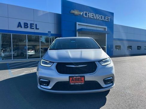 Used 2024 Chrysler Pacifica Touring-L FWD image 2