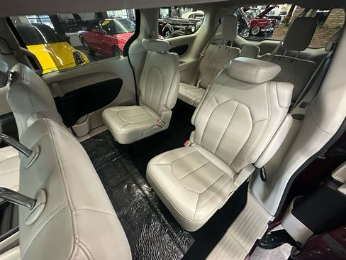 Used 2021 Chrysler Voyager Lxi image 13