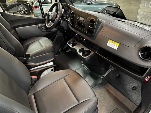 Used 2025 Mercedes-Benz Sprinter 2500 image 11