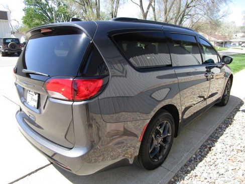 Used 2020 Chrysler Pacifica Touring-L Plus w/ S Appearance Package FWD image 7