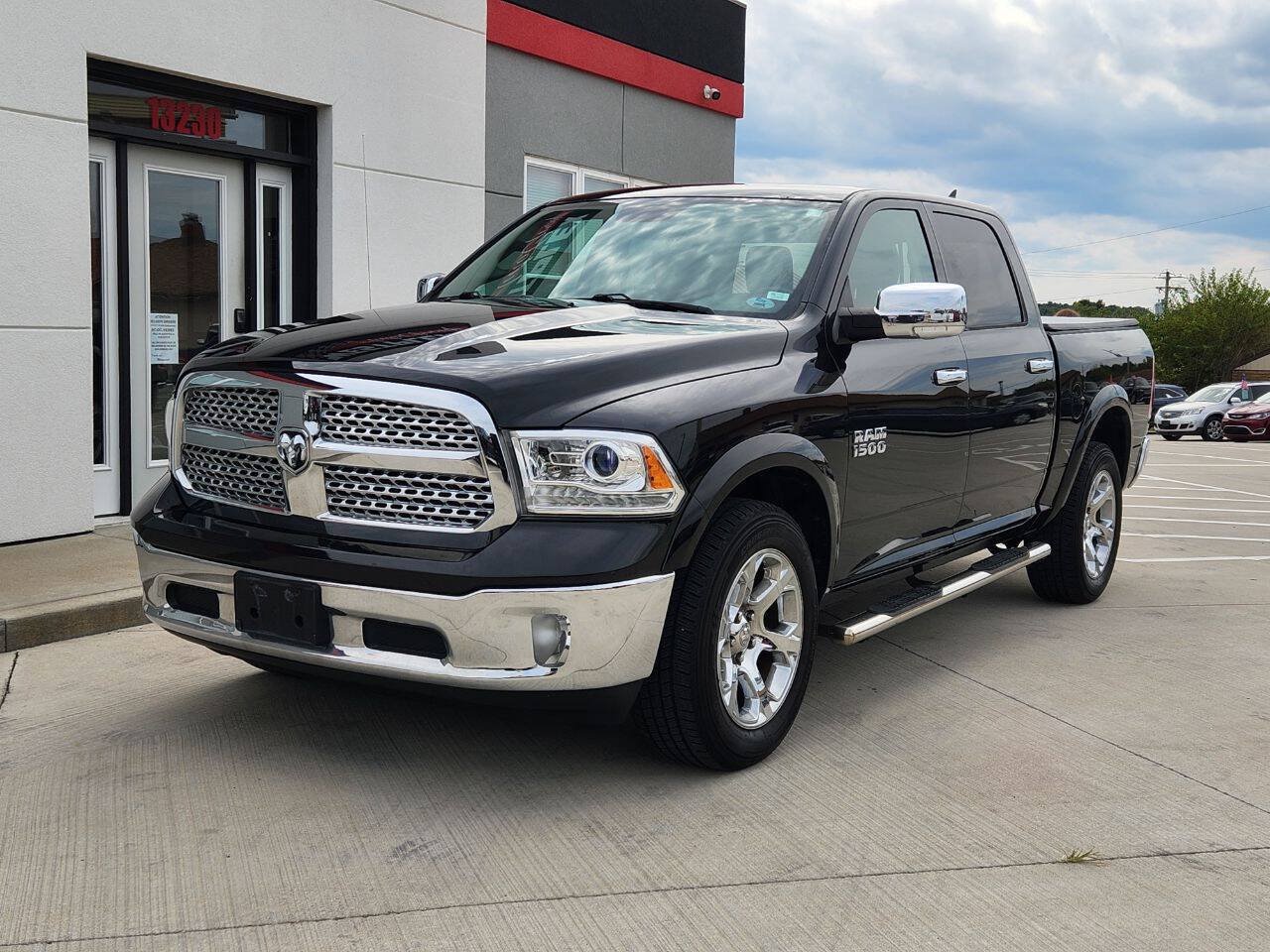 Used 2017 RAM 1500 Laramie AWD/4WD image 2