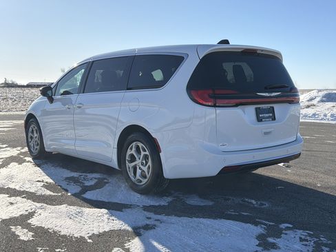 Used 2024 Chrysler Pacifica Limited image 9