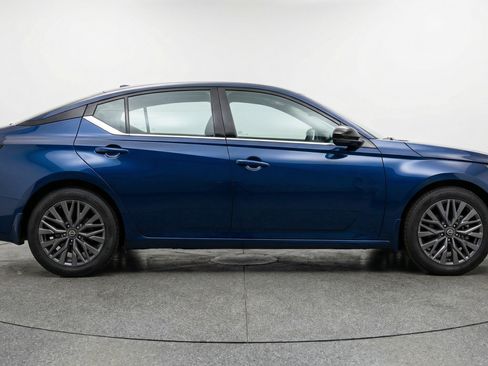 Used 2025 Nissan Altima 2.5 SV image 11