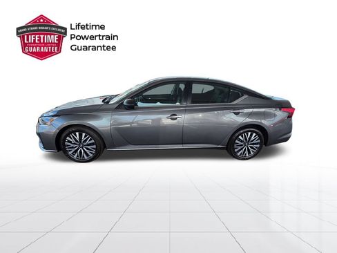 Used 2025 Nissan Altima 2.5 SV FWD image 2