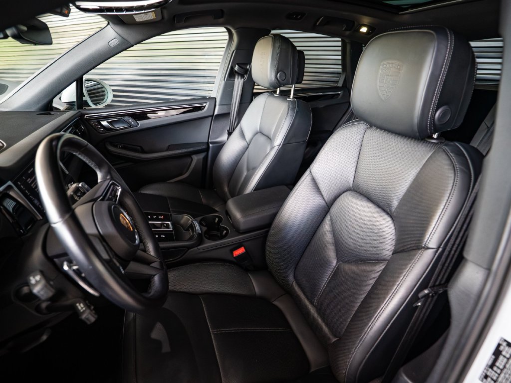 Certified 2023 Porsche Macan AWD/4WD image 5