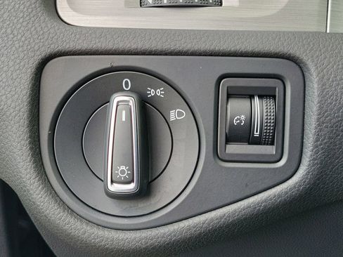 Used 2016 Volkswagen Golf S FWD image 25