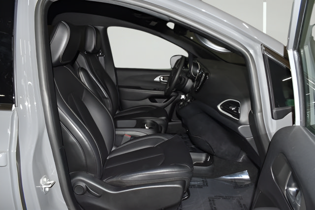 Certified 2025 Chrysler Pacifica Select FWD image 10