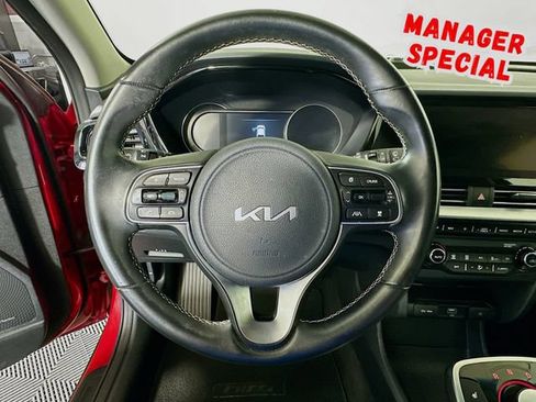 Used 2022 Kia Niro EX FWD image 13