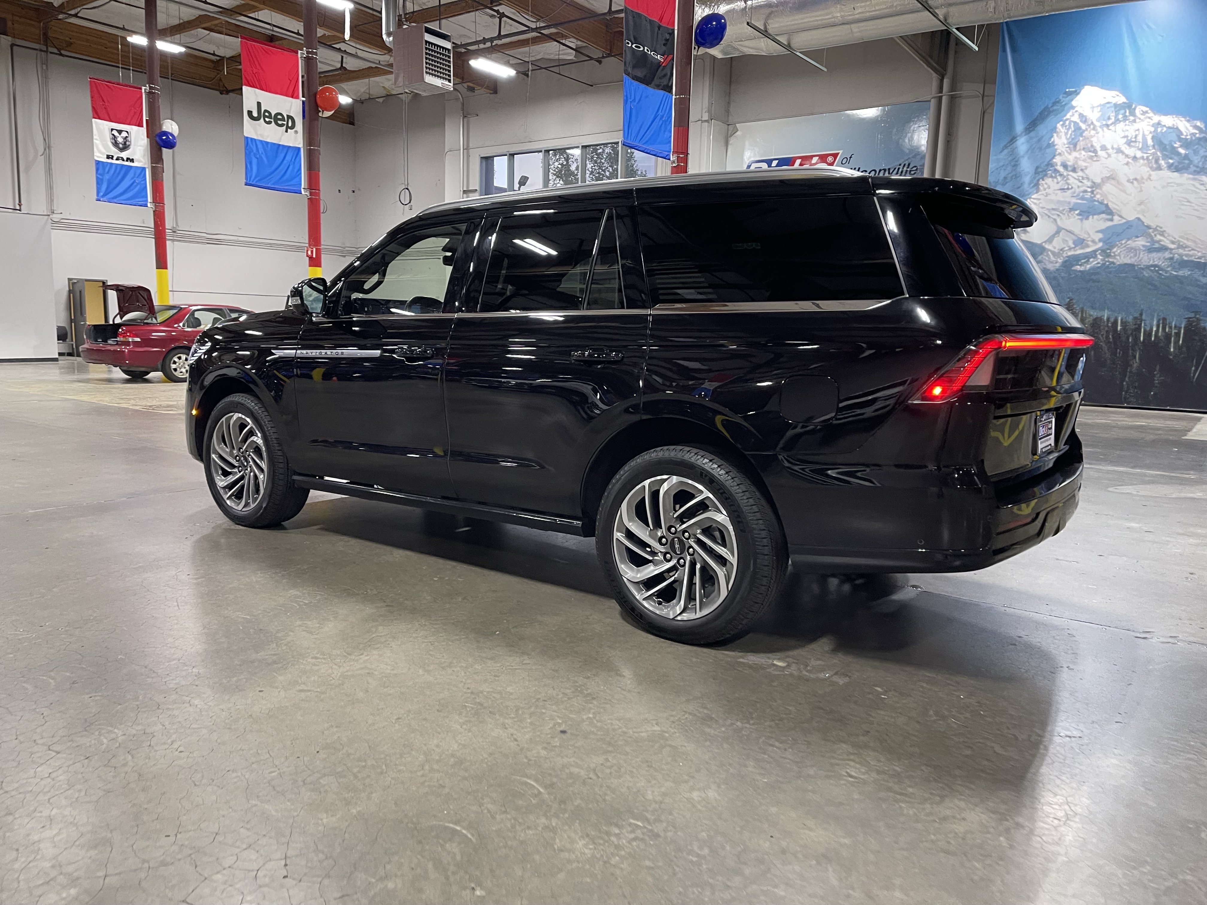 Used 2025 Lincoln Navigator Reserve AWD/4WD image 3