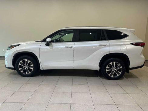 Used 2023 Toyota Highlander XLE AWD/4WD image 3