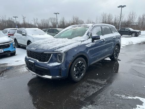 Used 2025 Kia Sorento S image 4