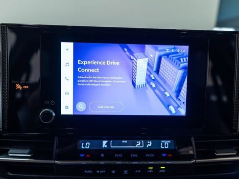 Certified 2025 Toyota Sienna LE FWD image 28