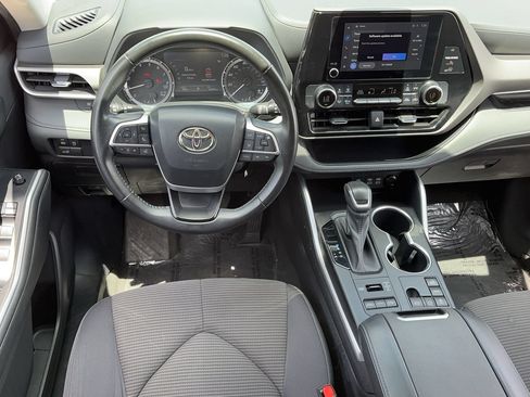 Used 2023 Toyota Highlander LE AWD/4WD image 10