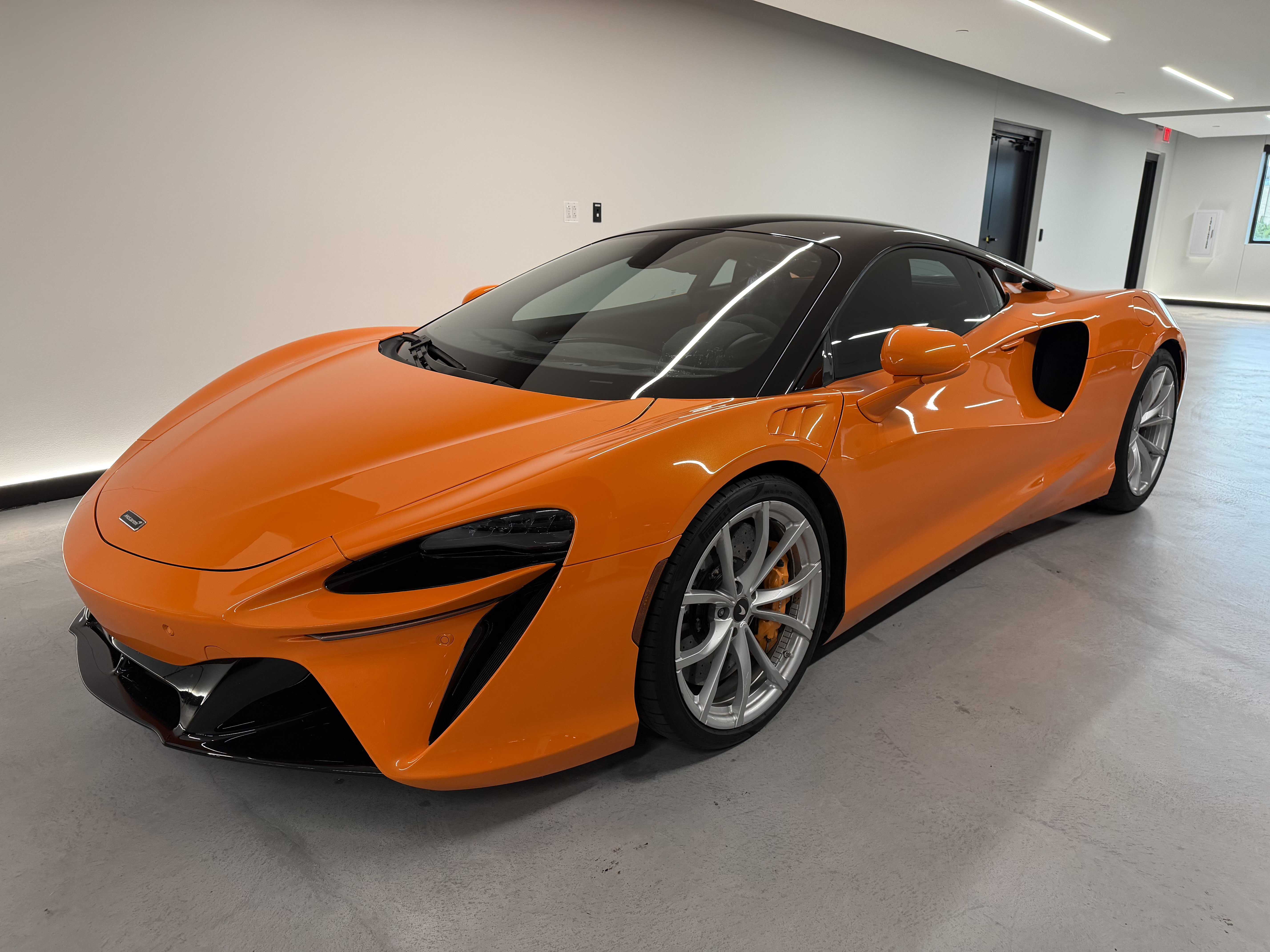 Used 2023 McLaren Artura RWD image 6