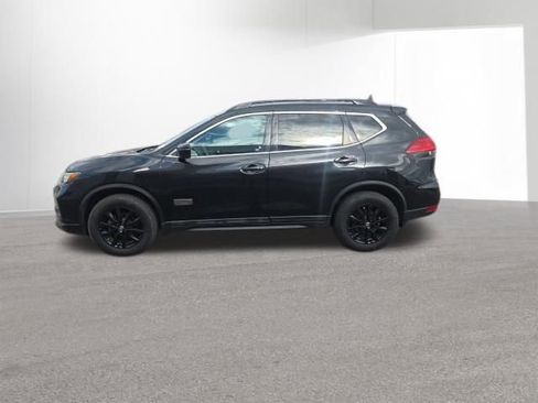 Used 2017 Nissan Rogue SV image 2
