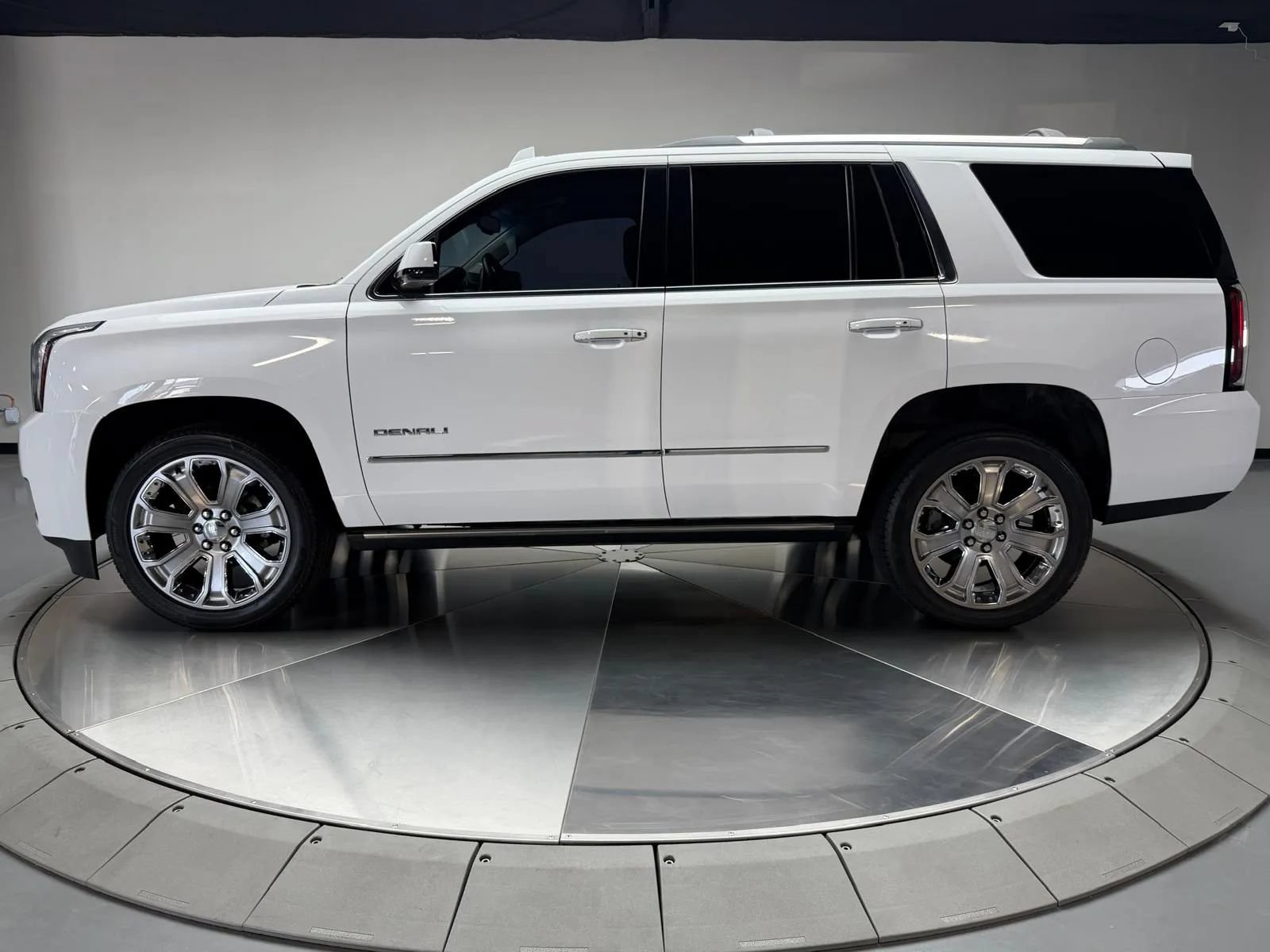 Used 2017 GMC Yukon Denali w/ Open Road Package RWD image 4