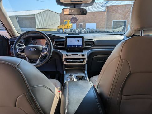 Used 2022 Ford Explorer XLT w/ Equipment Group 202A image 26