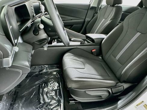 Used 2025 Hyundai Elantra SE FWD image 9