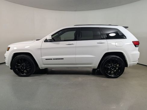 Used 2018 Jeep Grand Cherokee Altitude RWD image 4