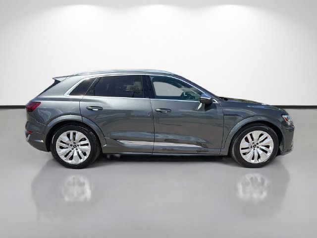 Used 2024 Audi SQ8 e-tron Premium Plus AWD/4WD image 2