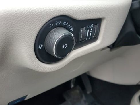 Certified 2024 Chrysler Pacifica Touring-L image 9