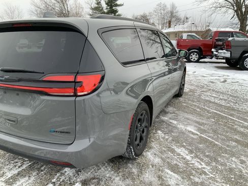 Used 2021 Chrysler Pacifica Limited w/ S Appearance Package image 19