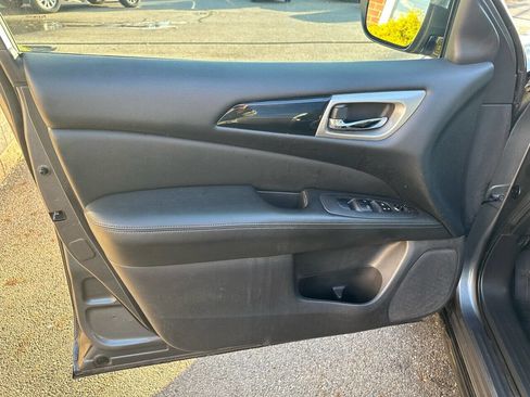 Used 2018 Nissan Pathfinder SV image 18