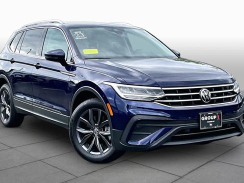 Used 2023 Volkswagen Tiguan SE w/ Panoramic Sunroof Package FWD image 3