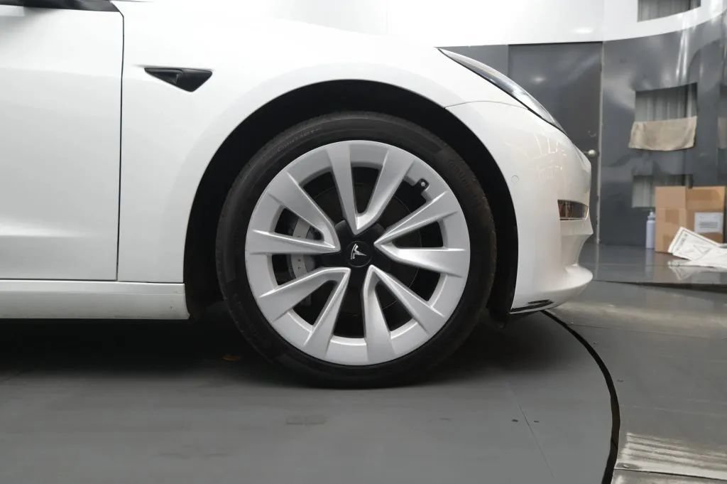 Used 2022 Tesla Model 3 Long Range AWD/4WD image 18