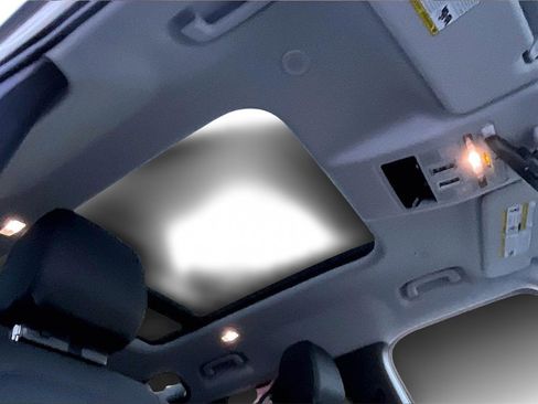 Used 2025 Land Rover Defender 110 S image 26