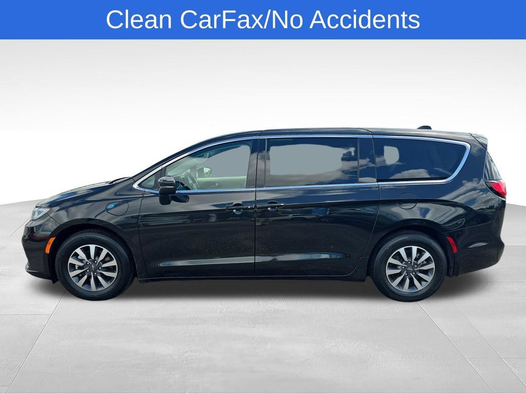 Used 2023 Chrysler Pacifica Touring-L FWD image 2