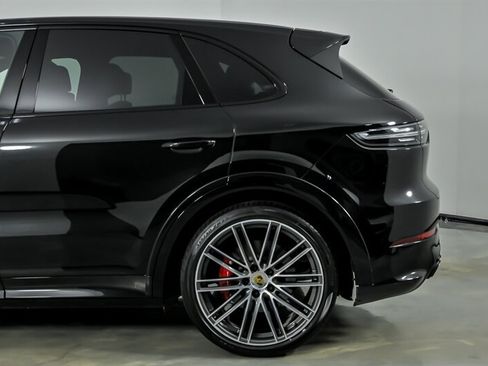 Used 2023 Porsche Cayenne GTS AWD/4WD image 9