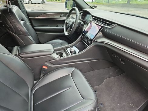 Used 2025 Jeep Grand Cherokee Limited w/ Black Appearance Package AWD/4WD image 10