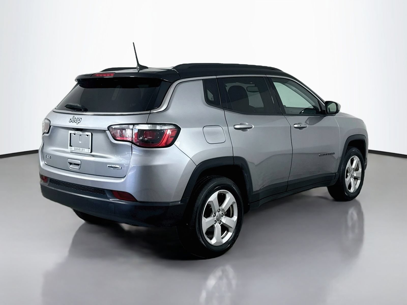Used 2019 Jeep Compass Latitude w/ Popular Equipment Group AWD/4WD image 9