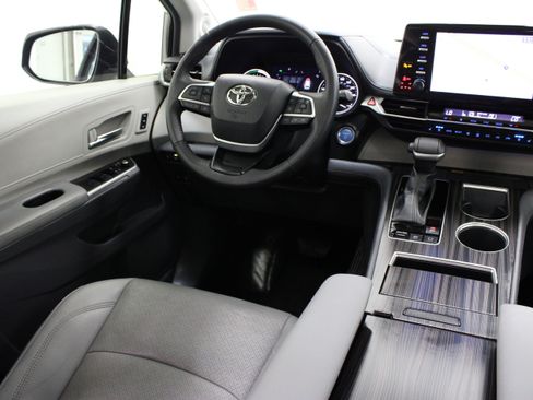 Used 2024 Toyota Sienna Limited FWD image 35