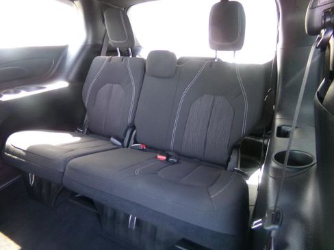 Used 2023 Chrysler Pacifica Touring FWD image 39