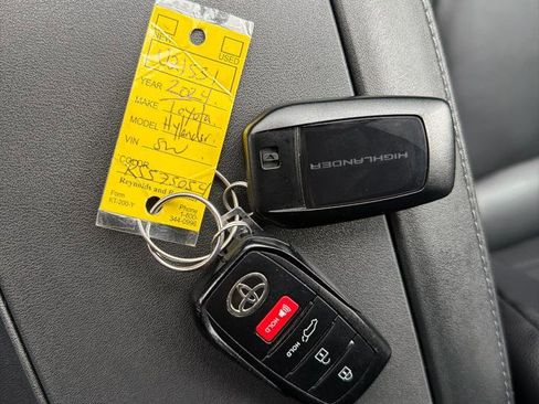 Used 2024 Toyota Highlander XLE AWD/4WD image 33