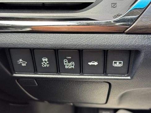Used 2017 Toyota Avalon Limited FWD image 19