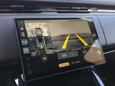 Used 2025 Land Rover Range Rover Sport SE image 32