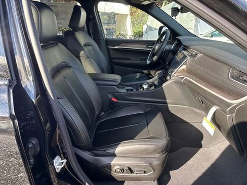 New 2025 Jeep Grand Cherokee Limited image 9