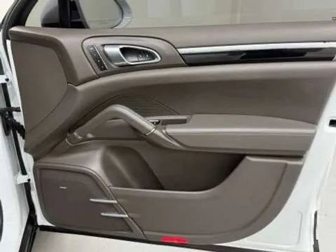 Used 2018 Porsche Cayenne Platinum Edition image 33